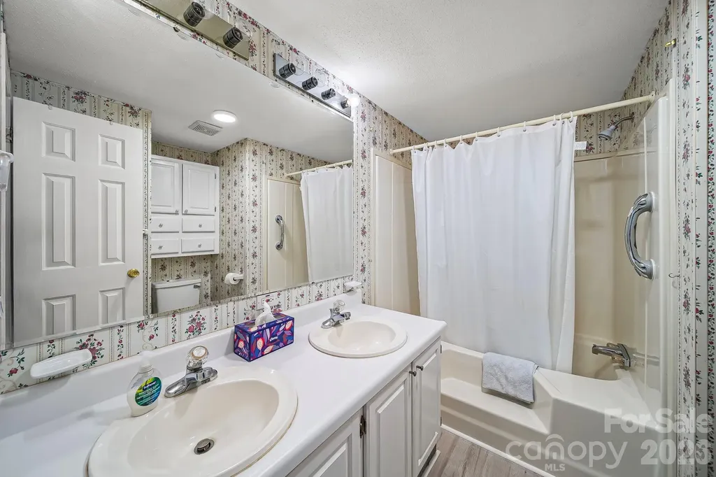 1135 Pinehaven Drive New London NC 28127
