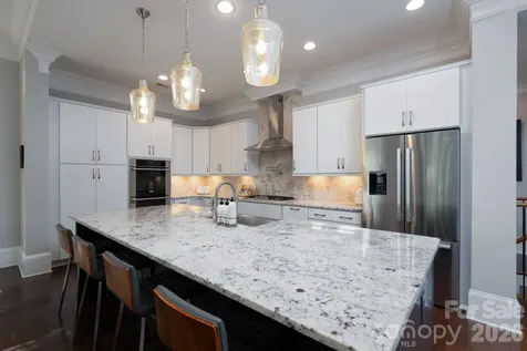 5041 Vernet Lane Charlotte NC 28210