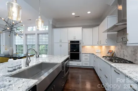 5041 Vernet Lane Charlotte NC 28210