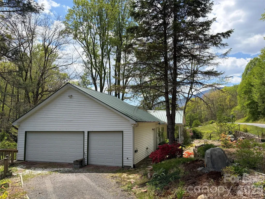 524 Clear Creek Road Burnsville NC 28714