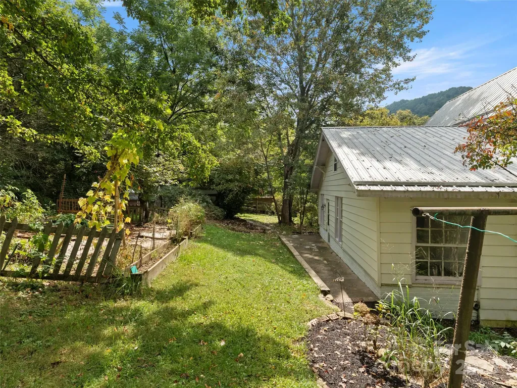 27 Barkn Cove Canton NC 28716
