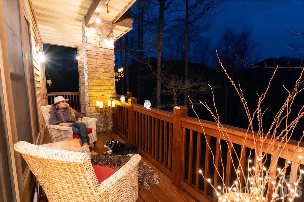 100 Saddle Notch Lane Tuckasegee NC 28783