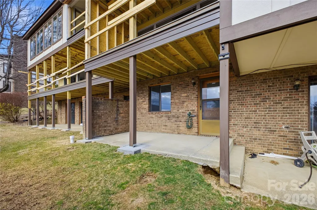 1403 Fleetwood Plaza Hendersonville NC 28739