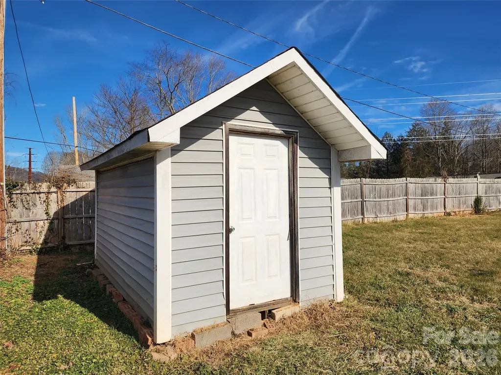 31 Stanley Street Candler NC 28715