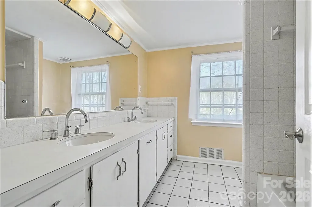 1215 Robinhood Circle Charlotte NC 28227