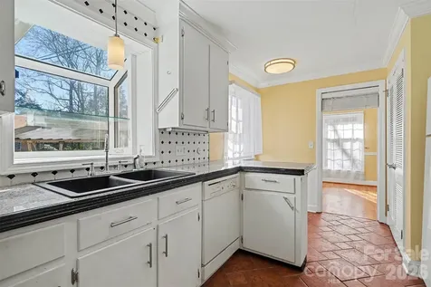 1215 Robinhood Circle Charlotte NC 28227