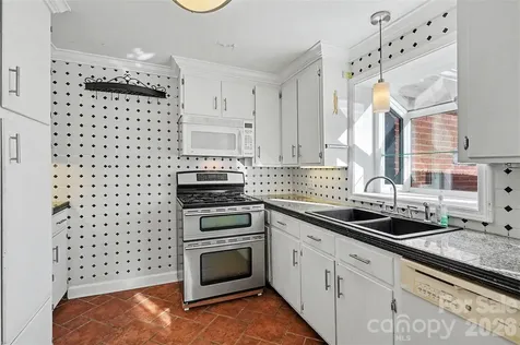 1215 Robinhood Circle Charlotte NC 28227