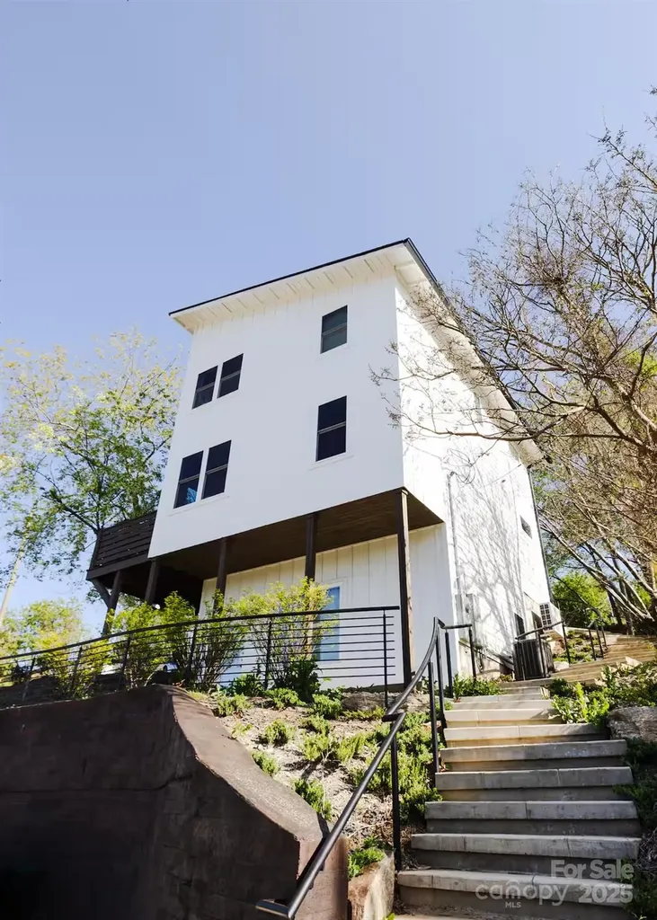 1057 Riverside Drive Asheville NC 28804