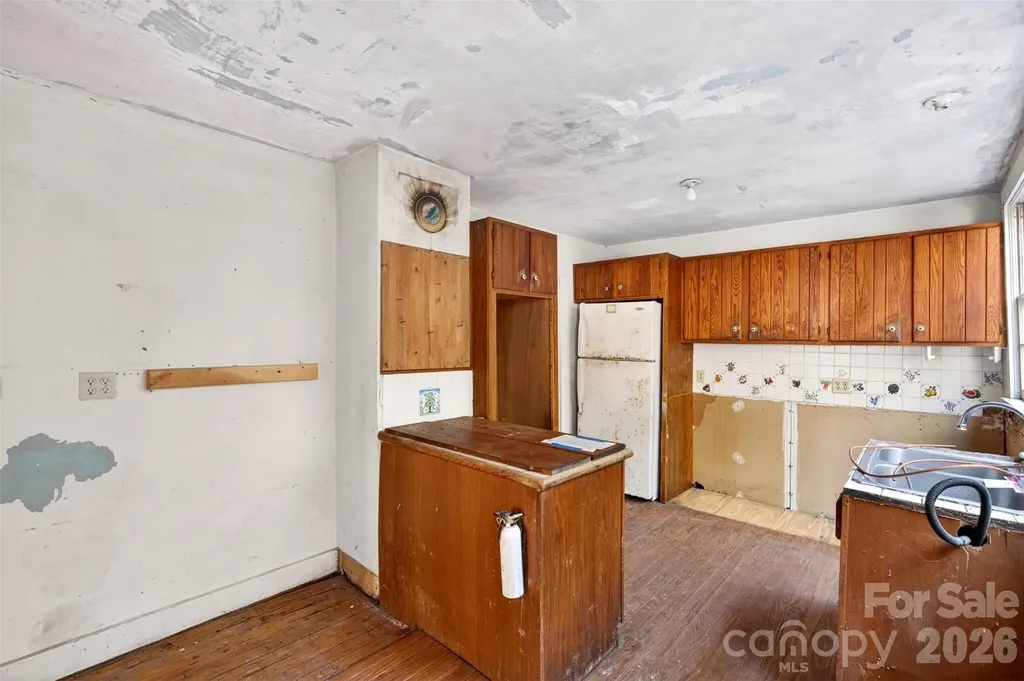 105 Poplar Street Saluda NC 28773