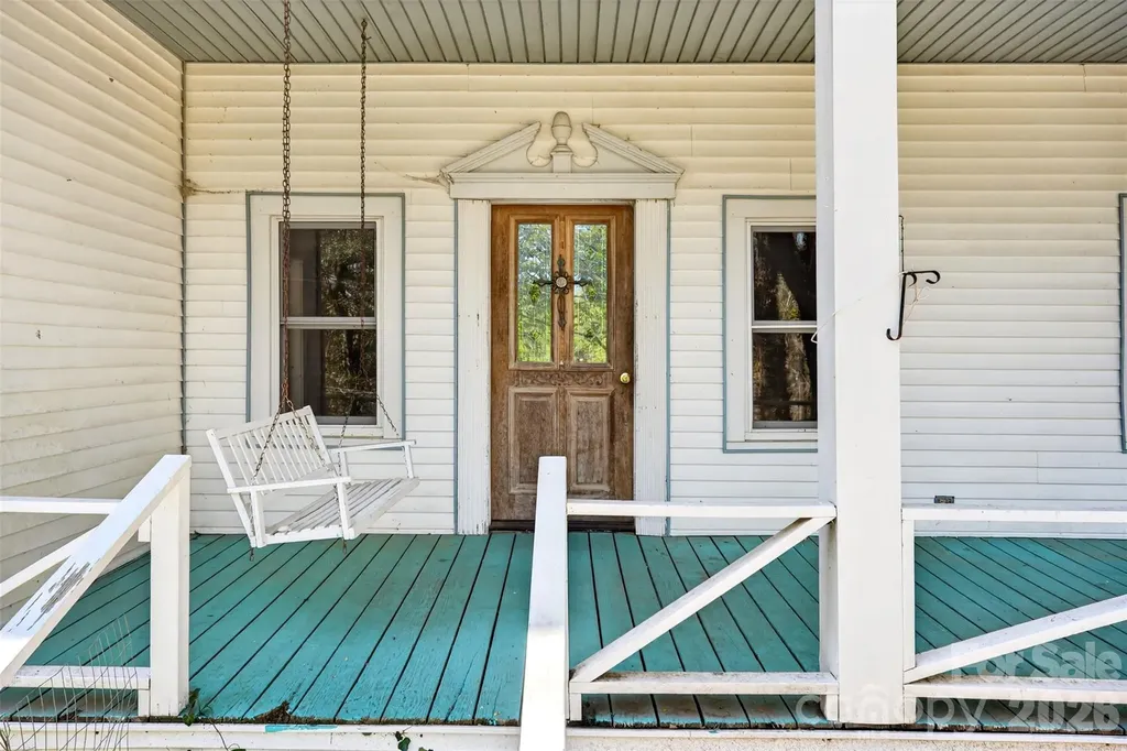 105 Poplar Street Saluda NC 28773