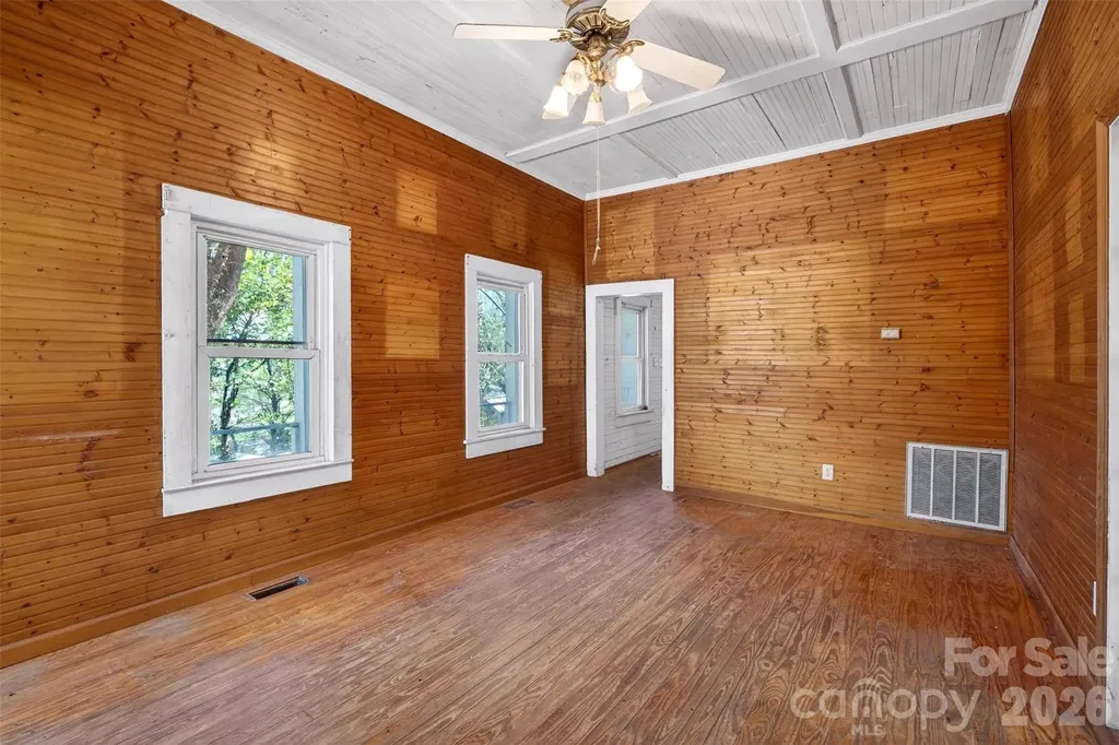 105 Poplar Street Saluda NC 28773