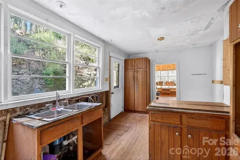 105 Poplar Street Saluda NC 28773