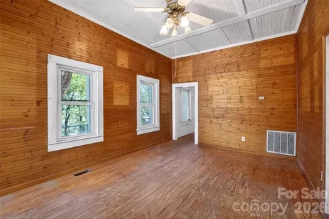 105 Poplar Street Saluda NC 28773