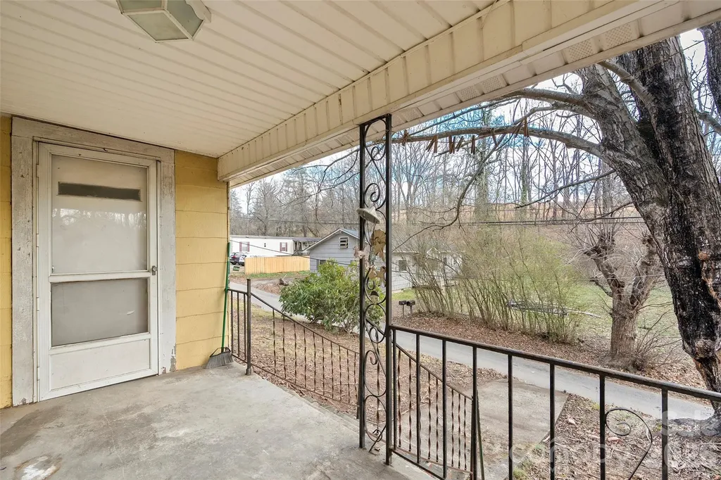 75 Travis Street Clyde NC 28721