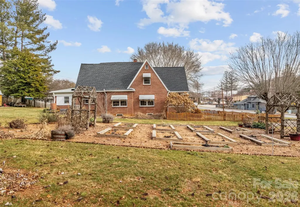 506 W Main Street Burnsville NC 28714
