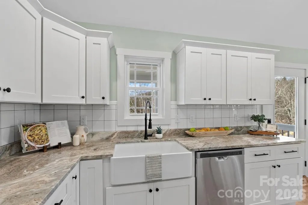 56 White Oak Place Mars Hill NC 28754