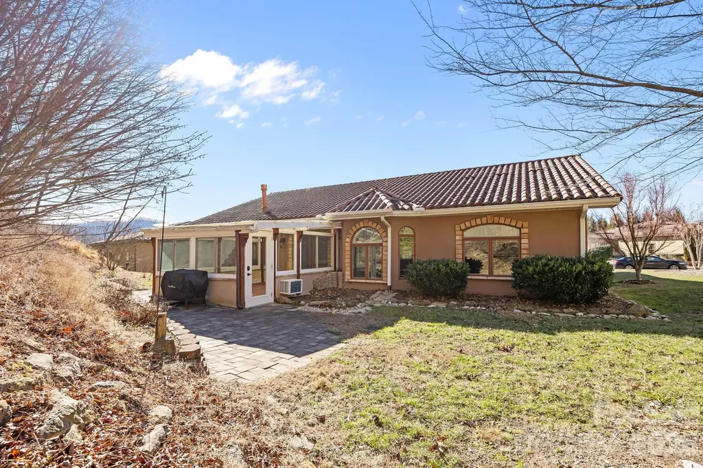 26 Ocaso Drive Asheville NC 28806
