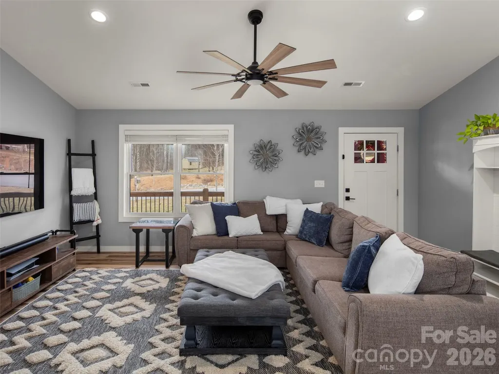 127 Walt Drive Hendersonville NC 28792