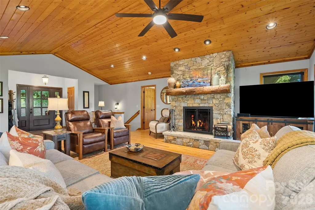 359 Saddlebrook Lane Clyde NC 28721