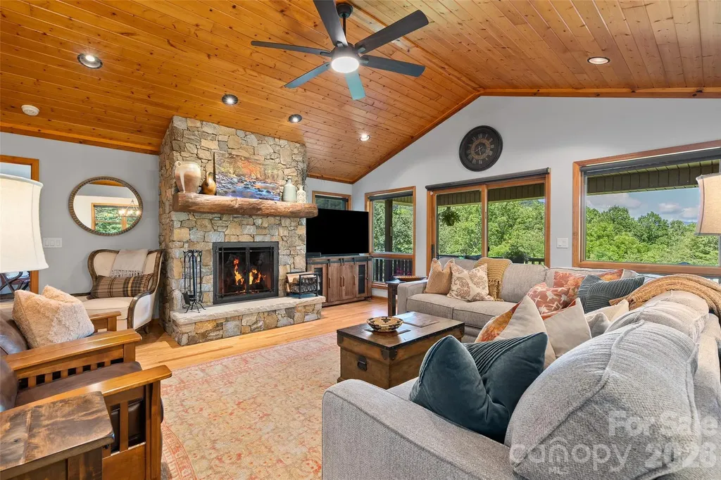 359 Saddlebrook Lane Clyde NC 28721