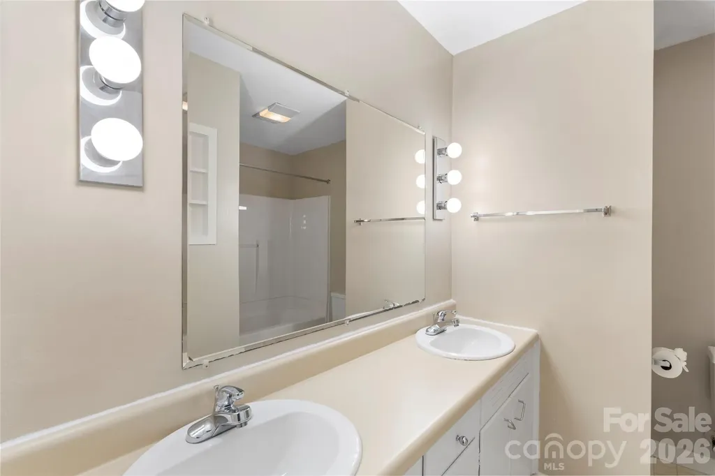 221 Kingsway Circle Charlotte NC 28214
