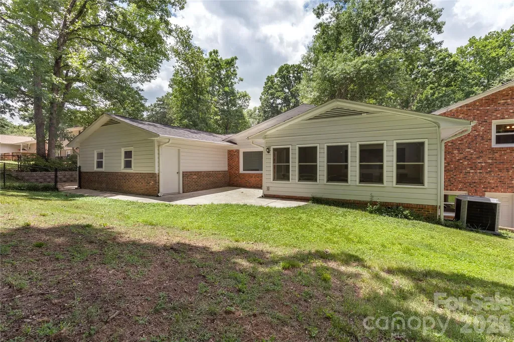 221 Kingsway Circle Charlotte NC 28214