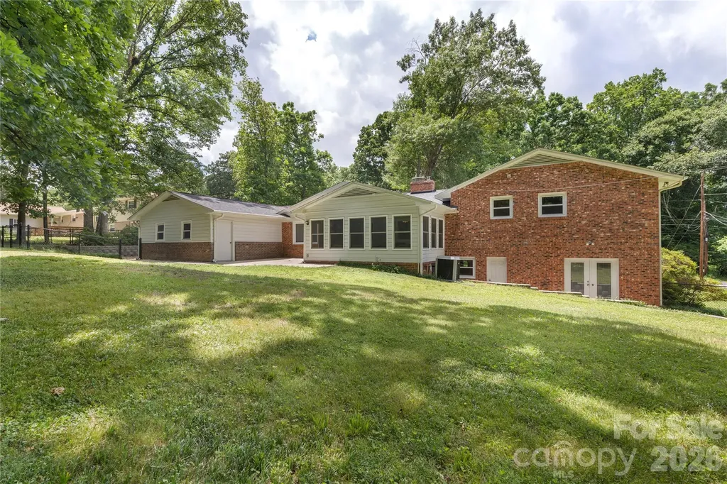 221 Kingsway Circle Charlotte NC 28214