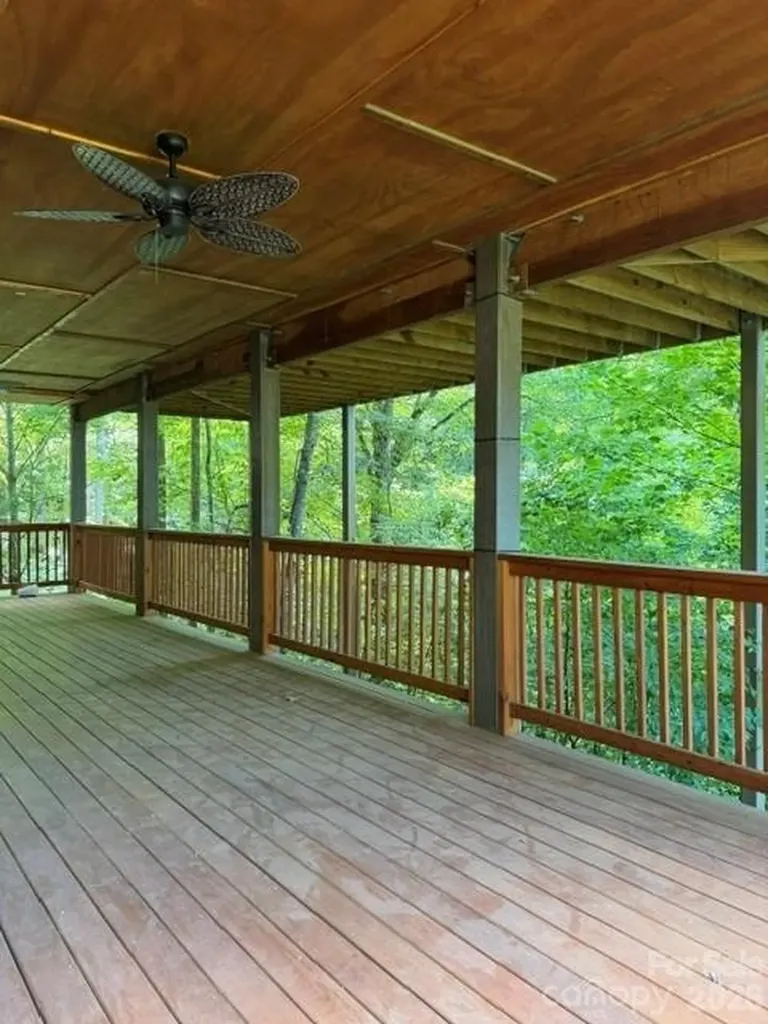 140 Falls Crossing Road Burnsville NC 28714