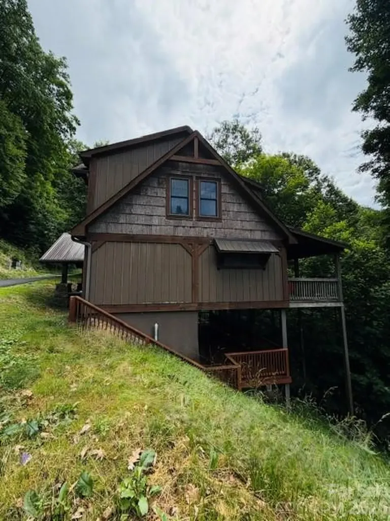 140 Falls Crossing Road Burnsville NC 28714