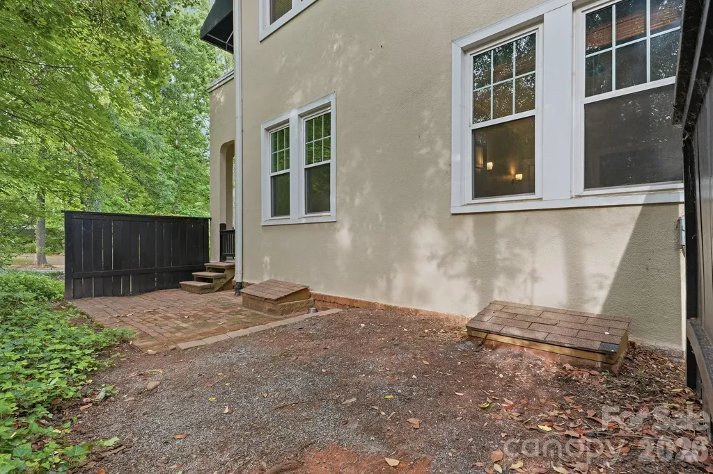 916 Bromley Road Charlotte NC 28207