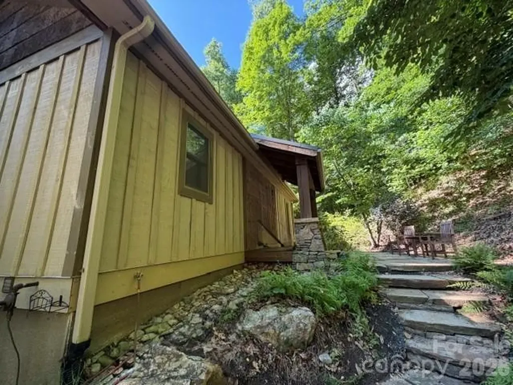 47 Falls Crossing Road Burnsville NC 28714