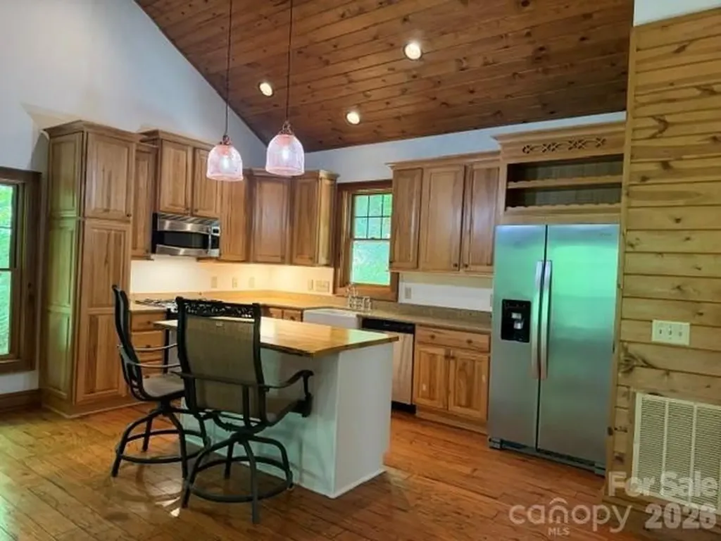 47 Falls Crossing Road Burnsville NC 28714