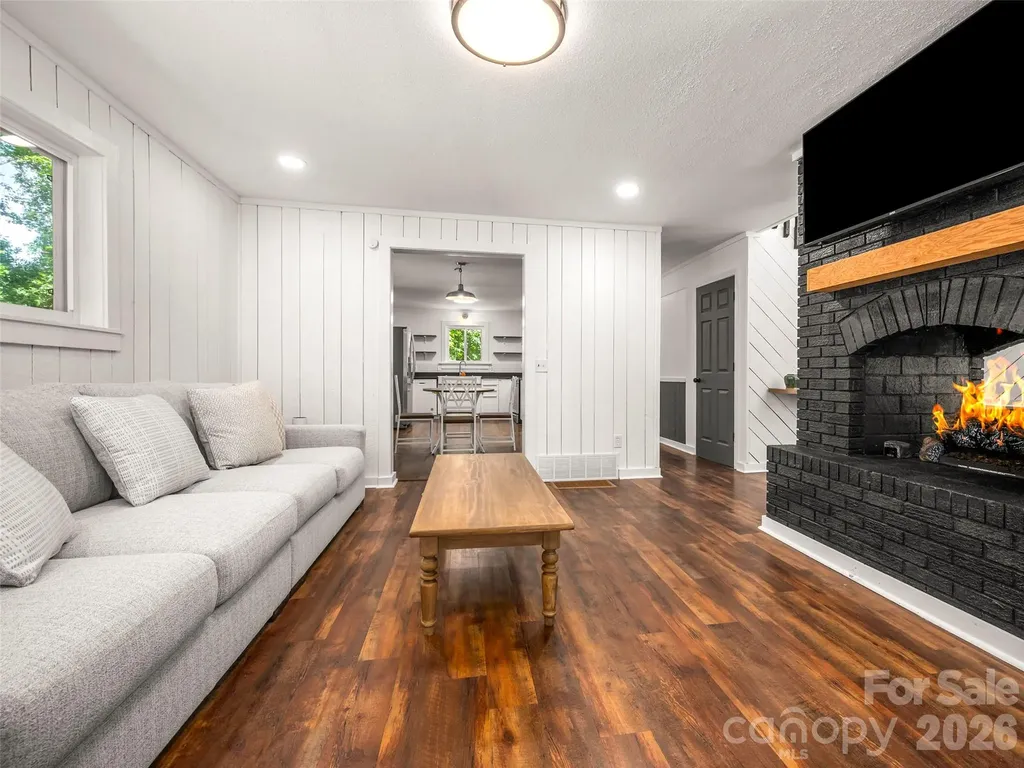 3276 Howard Gap Road Hendersonville NC 28792