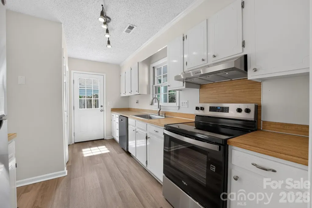 7812 Surreywood Place Charlotte NC 28270