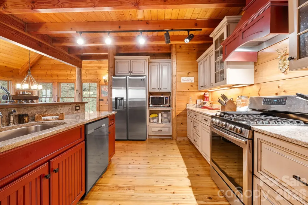 635 Acorn Nvno Zionville NC 28698