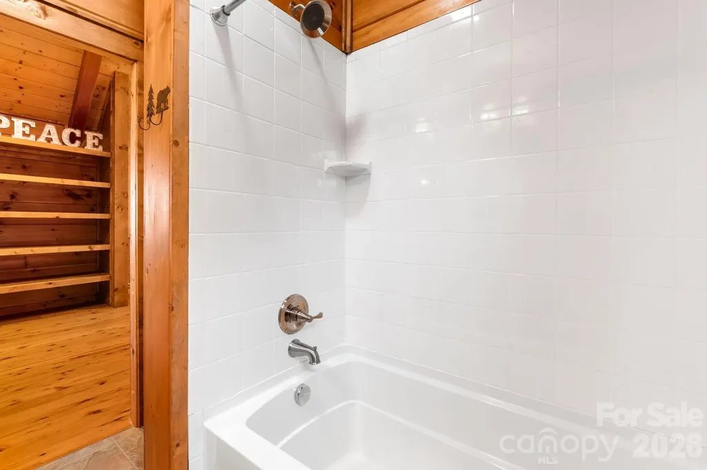 635 Acorn Nvno Zionville NC 28698