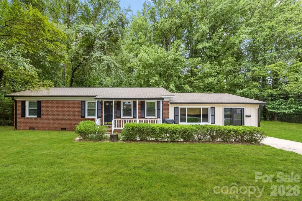 611 W Lewis Street Dallas NC 28034