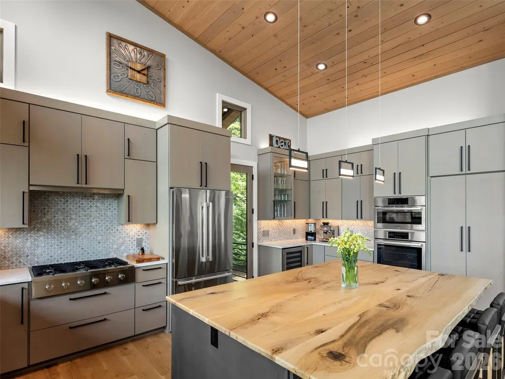425 Dockside Drive Nebo NC 28761
