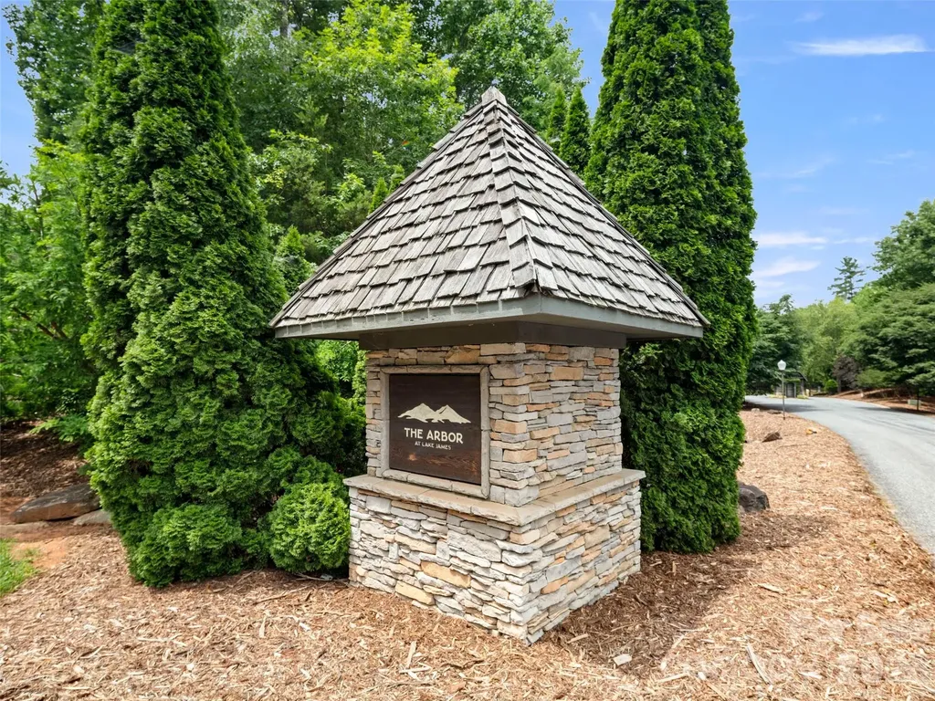 425 Dockside Drive Nebo NC 28761