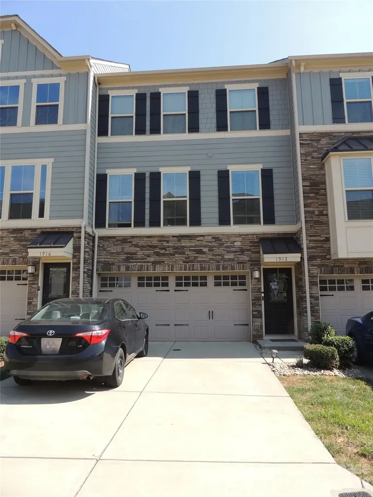 1912 Catkin Lane Charlotte NC 28205