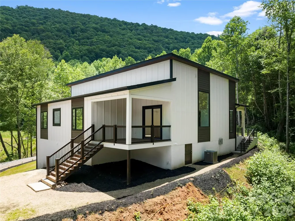 23 Early Spring Way Leicester NC 28748