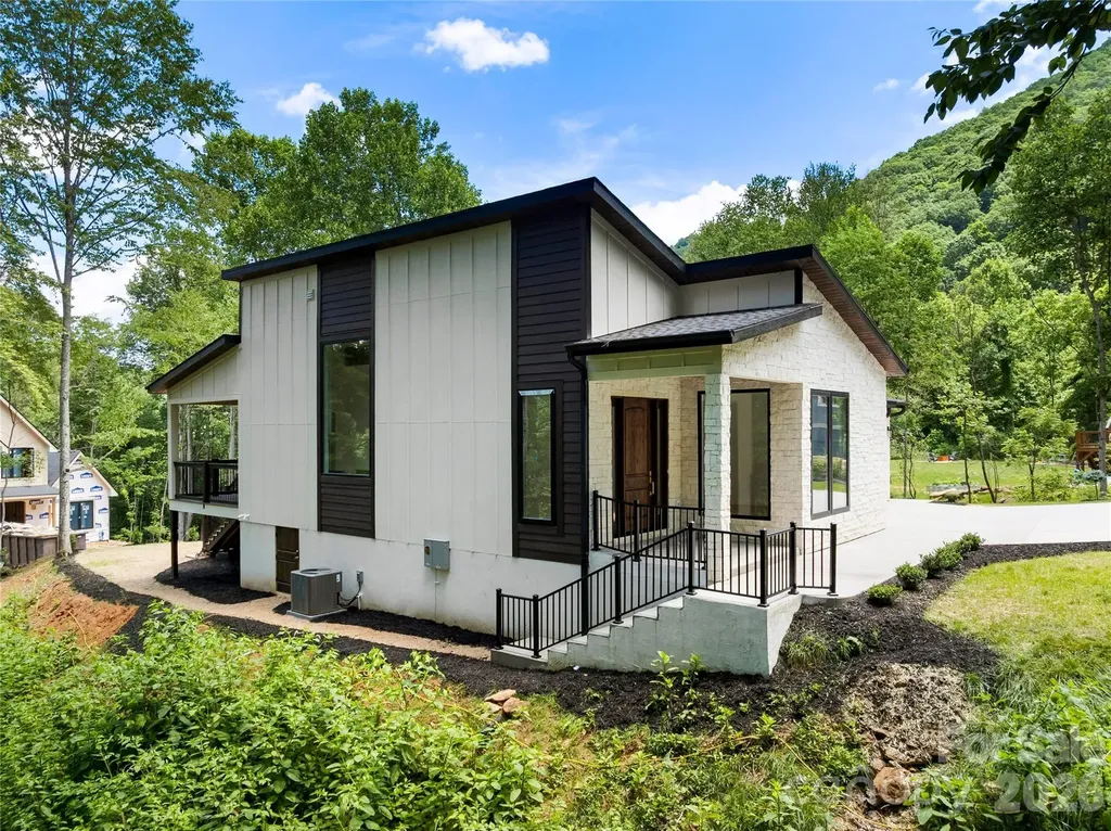 23 Early Spring Way Leicester NC 28748