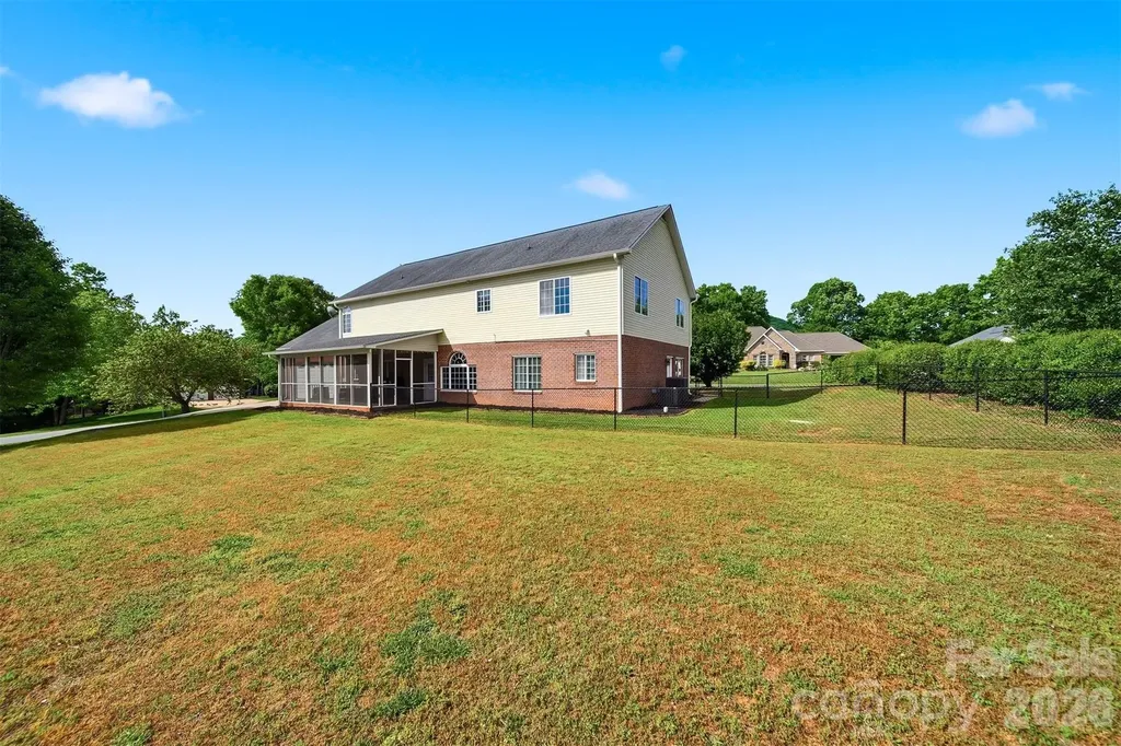 1360 Sweetbriar Lane Hickory NC 28602