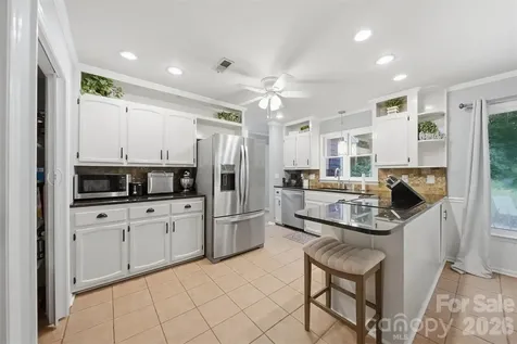 6089 Northlake Drive Hickory NC 28601