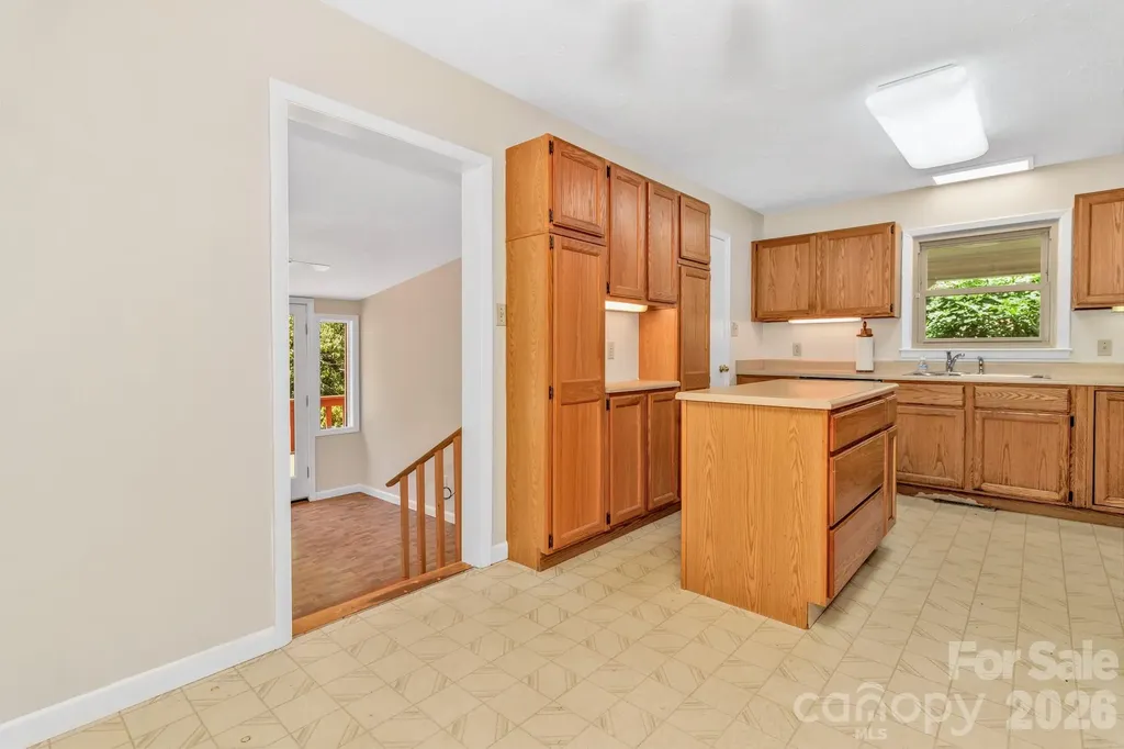 67 Wagon Road Asheville NC 28805