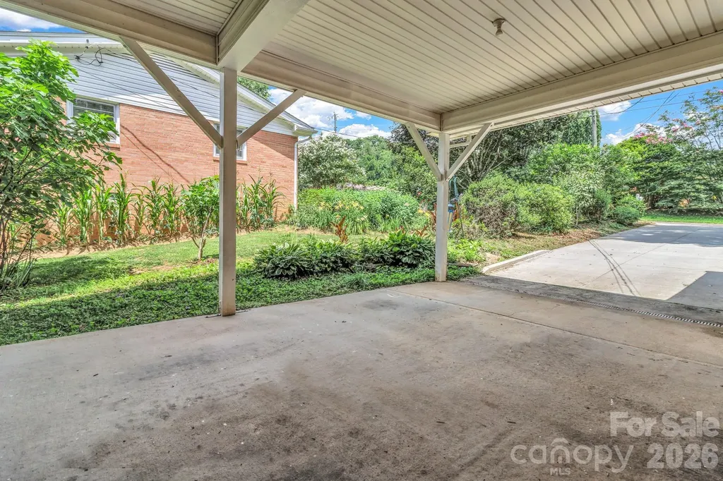 67 Wagon Road Asheville NC 28805