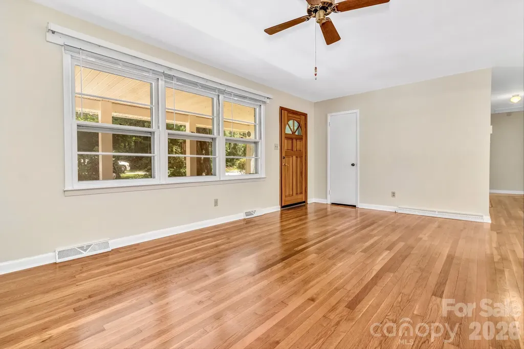 67 Wagon Road Asheville NC 28805