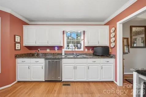 5666 Gold Creek Bay Drive Hickory NC 28601