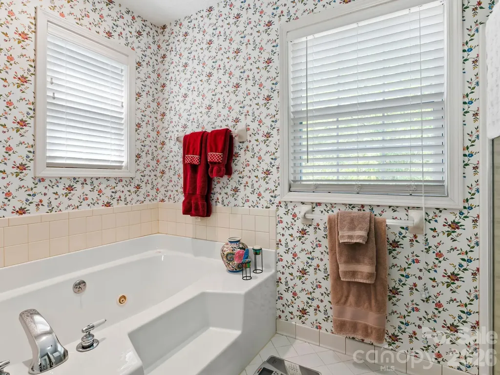 302 Shadecrest Lane Mills River NC 28759