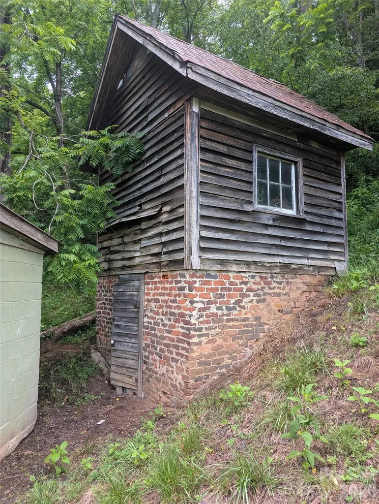 1327 Nc 80 Highway Bakersville NC 28705